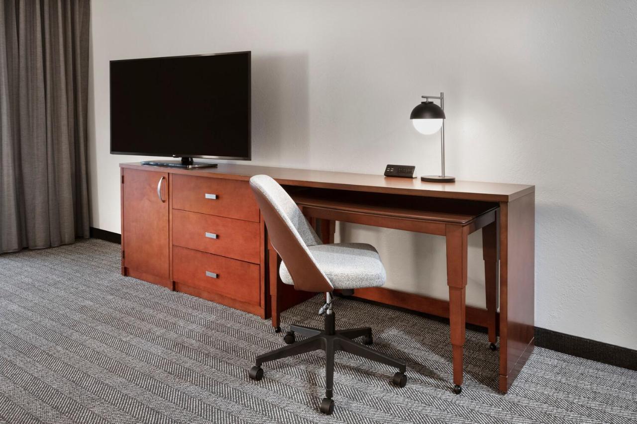 Courtyard By Marriott Memphis Airport Hotel Екстериор снимка