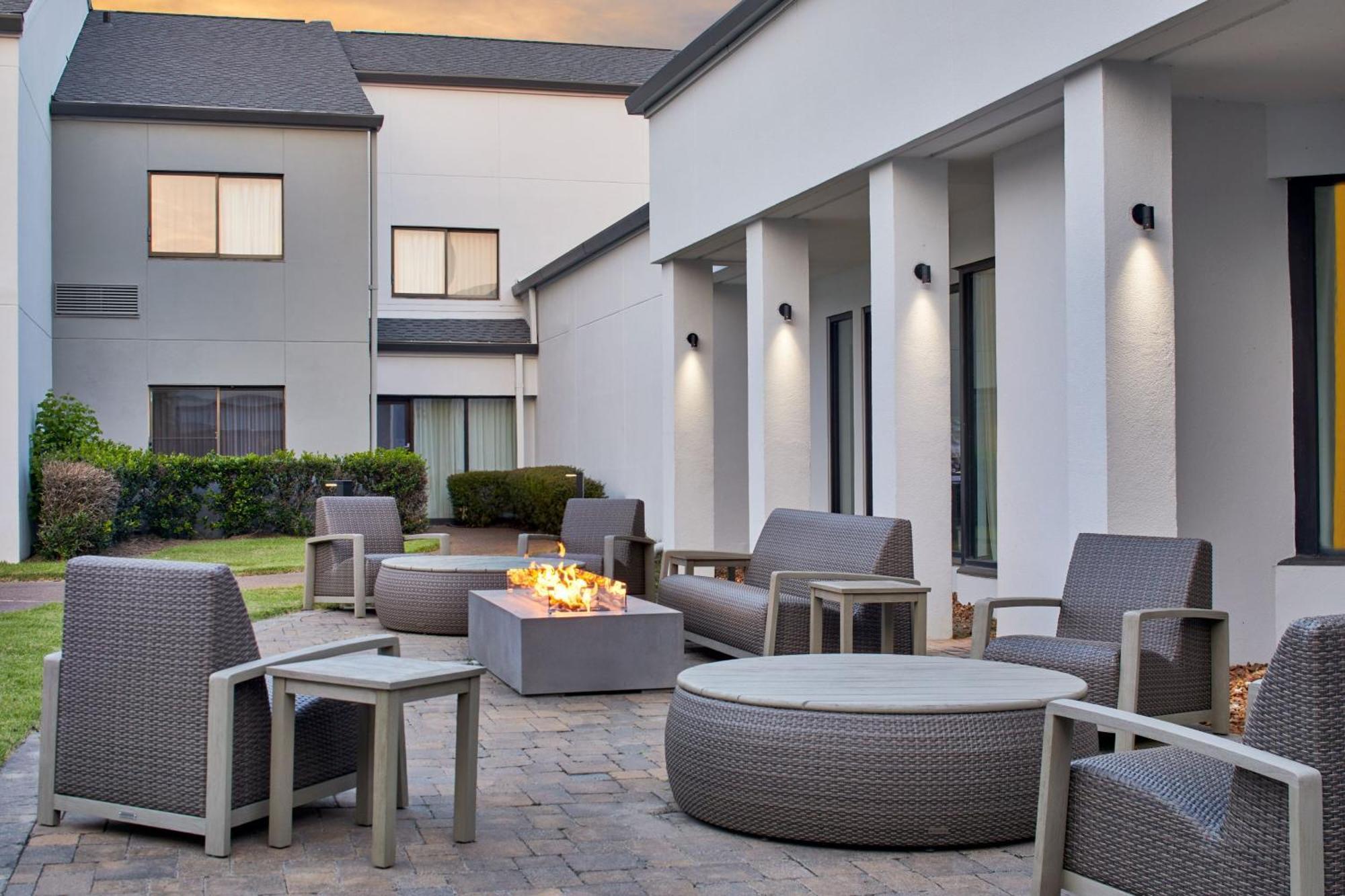 Courtyard By Marriott Memphis Airport Hotel Екстериор снимка