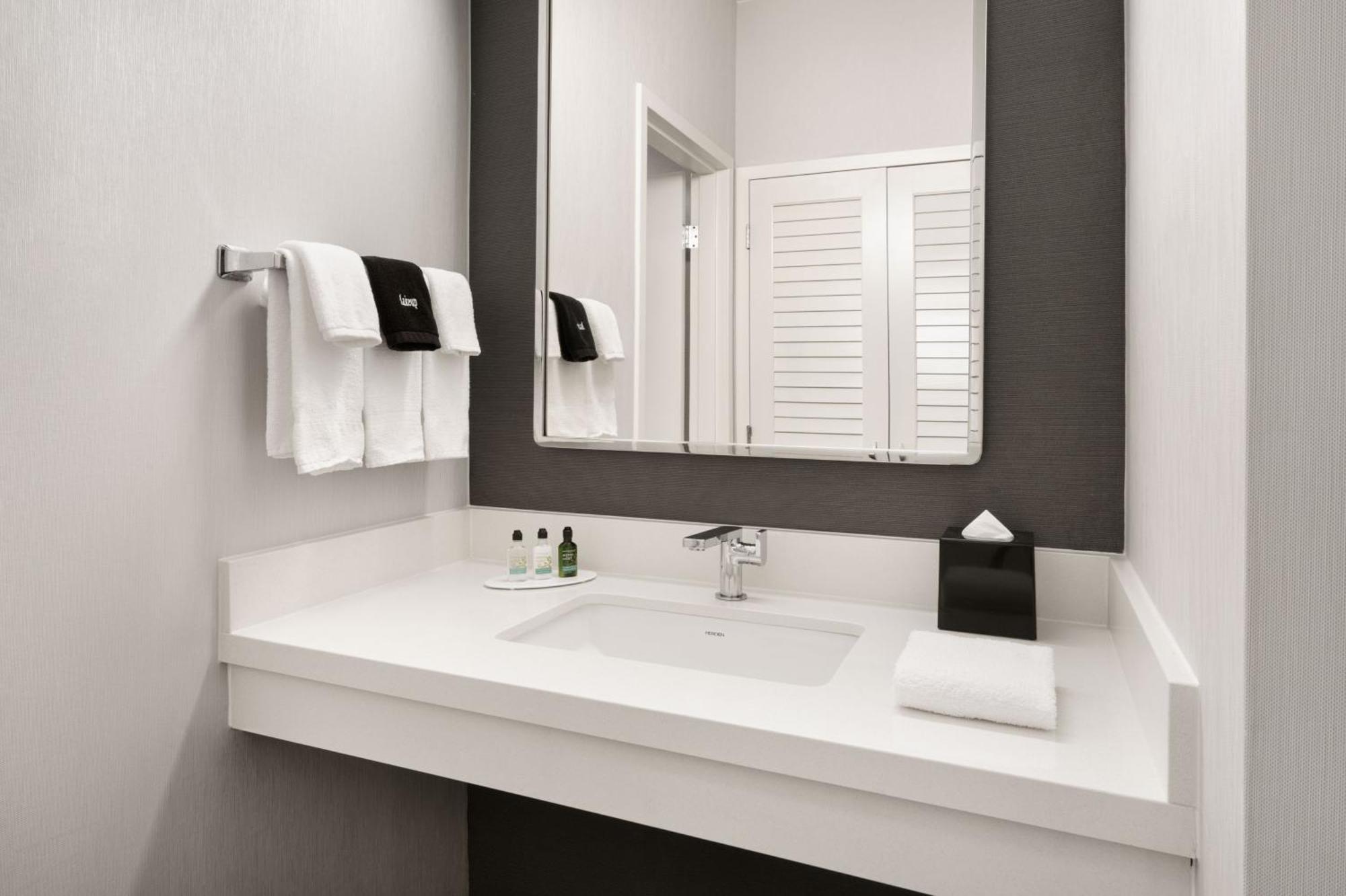 Courtyard By Marriott Memphis Airport Hotel Екстериор снимка